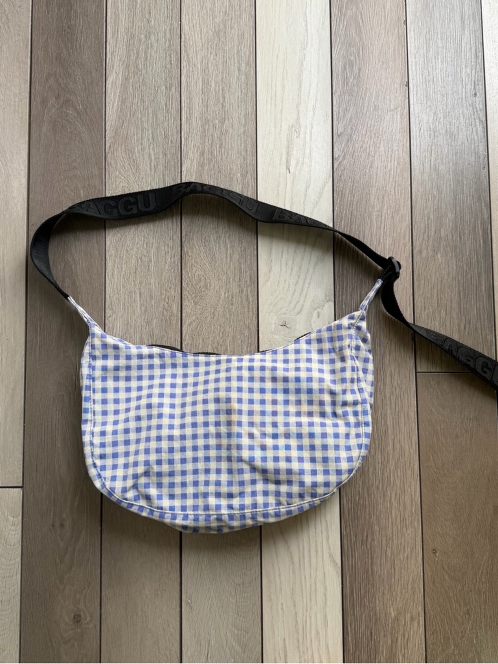 BAGGU: UO Exclusive Pansy Blue Gingham Small Crescent Bag - Picture 4 of 7
